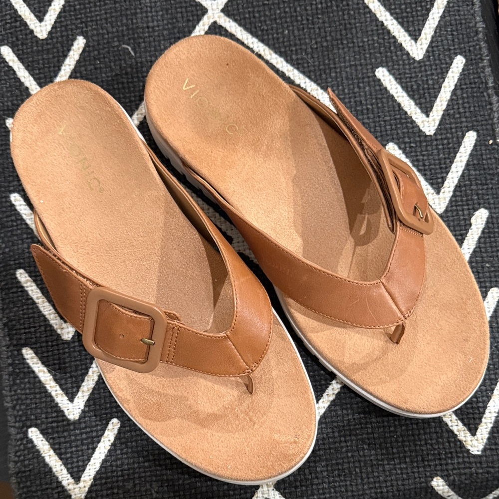 Vionic Women's Tan Buckle Flip Flops